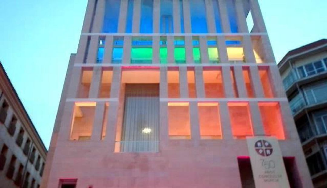 La fachada del Edificio Moneo luce este domingo con los colores del arcoiris por el Día del Orgullo LGTBI La fachada del Edificio Moneo luce este domingo con los colores del arcoiris por el Día del Orgullo LGTBI