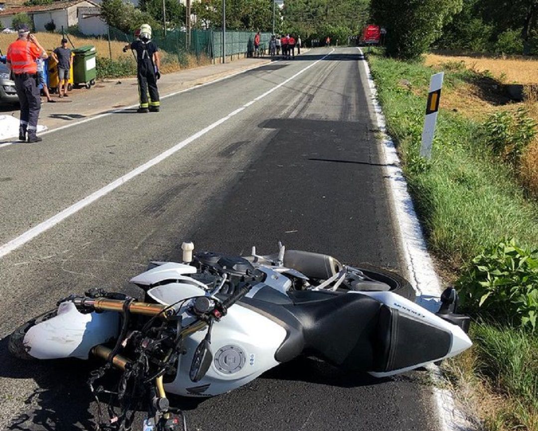 Motorista fallecido tras salirse de la vía y chocar contra un vehículo estacionado en Aós
Motorista fallecido tras salirse de la vía y chocar contra un vehículo estacionado en Aós