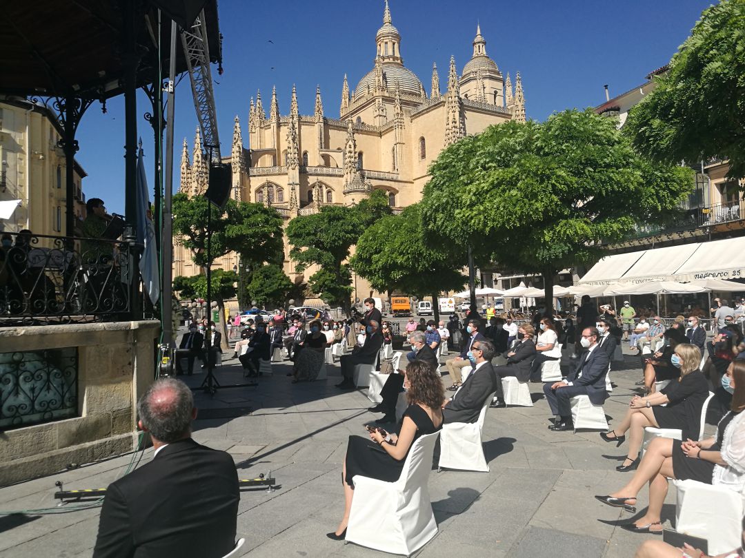 Aspecto de la plaza Mayor durante el homenaje a las víctimas de la pandemia Aspecto de la plaza Mayor durante el homenaje a las víctimas de la pandemia