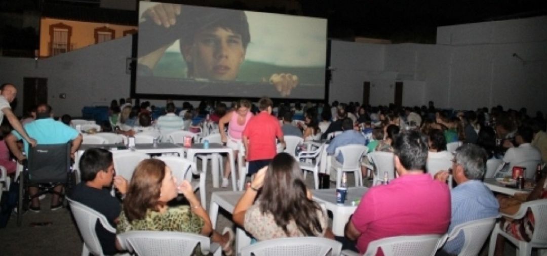 El cine de verano de Tomares no abrirá este año tras 55 años de actividad ininterrumpida El cine de verano de Tomares no abrirá este año tras 55 años de actividad ininterrumpida