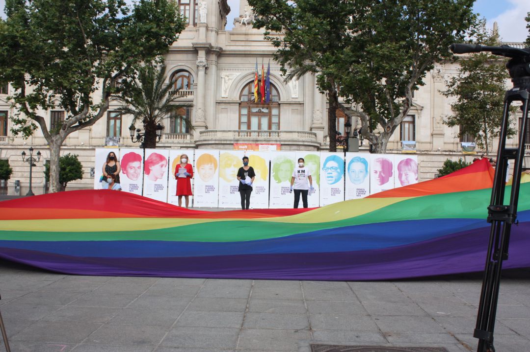 Lectura del manifiesto de Lambda por el Orgullo 2020 en la Plaza del Ayuntamiento de València Lectura del manifiesto de Lambda por el Orgullo 2020 en la Plaza del Ayuntamiento de València