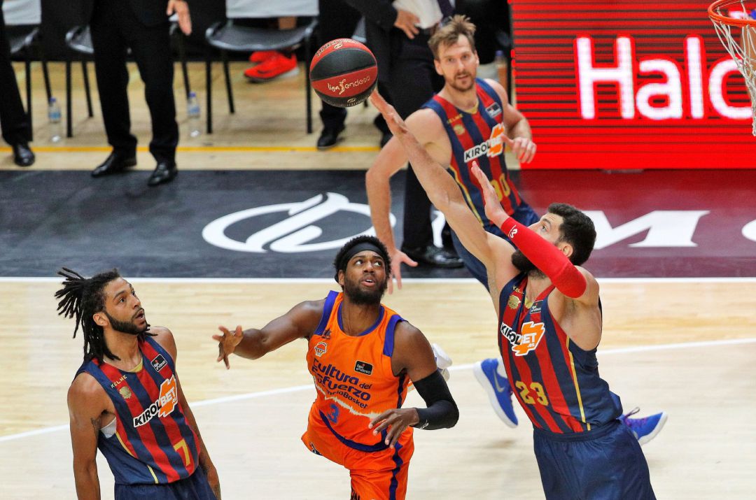 GRAFCVA6375. VALENCIA, El escolta estadounidense de Valencia Basket, Jordan Loyd, observa como trata de taponar su lanzamiento el ala pívot georgiano de Kirolbet Baskonia, Tornike Shengelia, durante la disputa de la segunda semifinal de la fase final de la Liga Endesa en el pabellón de la Fuente de San Luis de Valéncia. EFE. Manuel Bruque GRAFCVA6375. VALENCIA, El escolta estadounidense de Valencia Basket, Jordan Loyd, observa como trata de taponar su lanzamiento el ala pívot georgiano de Kirolbet Baskonia, Tornike Shengelia, durante la disputa de la segunda semifinal de la fase final de la Liga Endesa en el pabellón de la Fuente de San Luis de Valéncia. EFE. Manuel Bruque