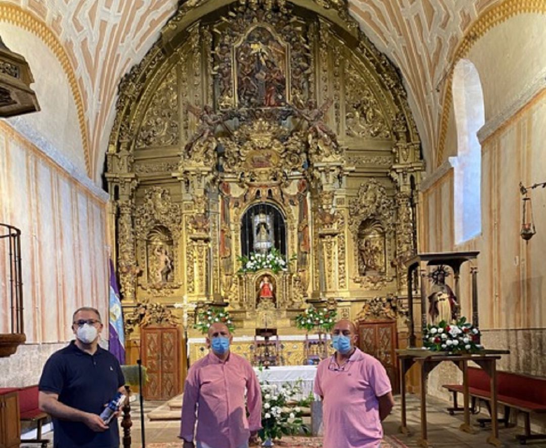 El diputado de turismo, Jesús María Prada, con varios visitantes, en la iglesia de La Hiniesta El diputado de turismo, Jesús María Prada, con varios visitantes, en la iglesia de La Hiniesta