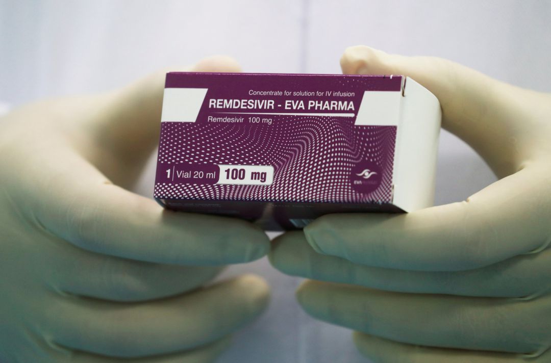 Un técnico de laboratorio con un vial de Remdesivir Un técnico de laboratorio con un vial de Remdesivir