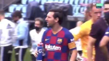 Messi se aleja de Sarabia cuando éste intenta hablar con él. Messi se aleja de Sarabia cuando éste intenta hablar con él.