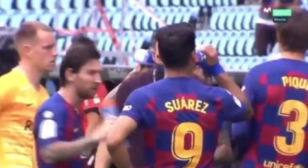 Sarabia se acerca a hablar con los jugadores. Sarabia se acerca a hablar con los jugadores.