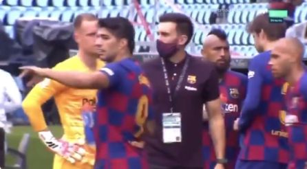 Luis Suárez llama a Messi. Luis Suárez llama a Messi.