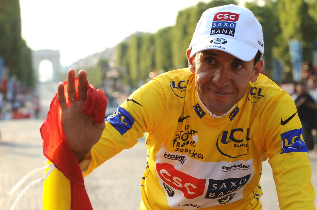 Carlos Sastre, tras ganar el Tour de Francia en los Campos Elíseos. Carlos Sastre, tras ganar el Tour de Francia en los Campos Elíseos.