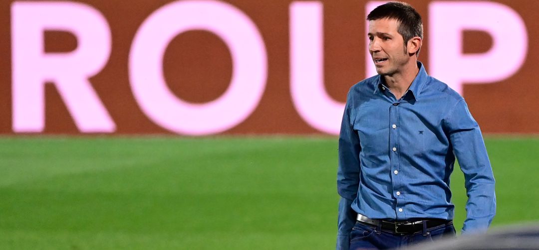 Albert Celades, durante su último partido con el Valencia Albert Celades, durante su último partido con el Valencia