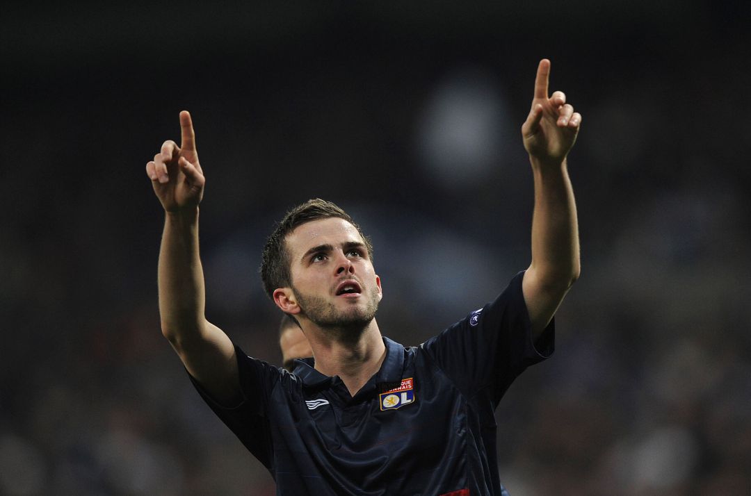 Miralem Pjanic, en el Santiago Bernabéu después de marcar para el Lyon en 2010 Miralem Pjanic, en el Santiago Bernabéu después de marcar para el Lyon en 2010