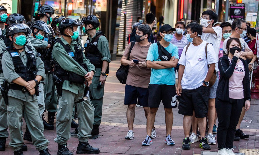 Militares chinos con mascarilla durante la pandemia de coronavirus en las calles de Hong Kong. Militares chinos con mascarilla durante la pandemia de coronavirus en las calles de Hong Kong.