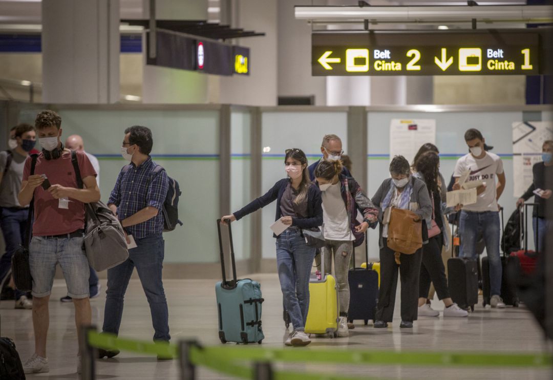 Viajeros desembarcando en el aeropuerto de Sevilla tras el estado de alarma Viajeros desembarcando en el aeropuerto de Sevilla tras el estado de alarma