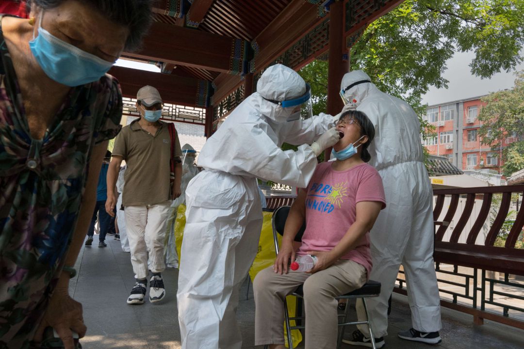 Una mujer se realiza la prueba de la COVID-19 en Pekín Una mujer se realiza la prueba de la COVID-19 en Pekín