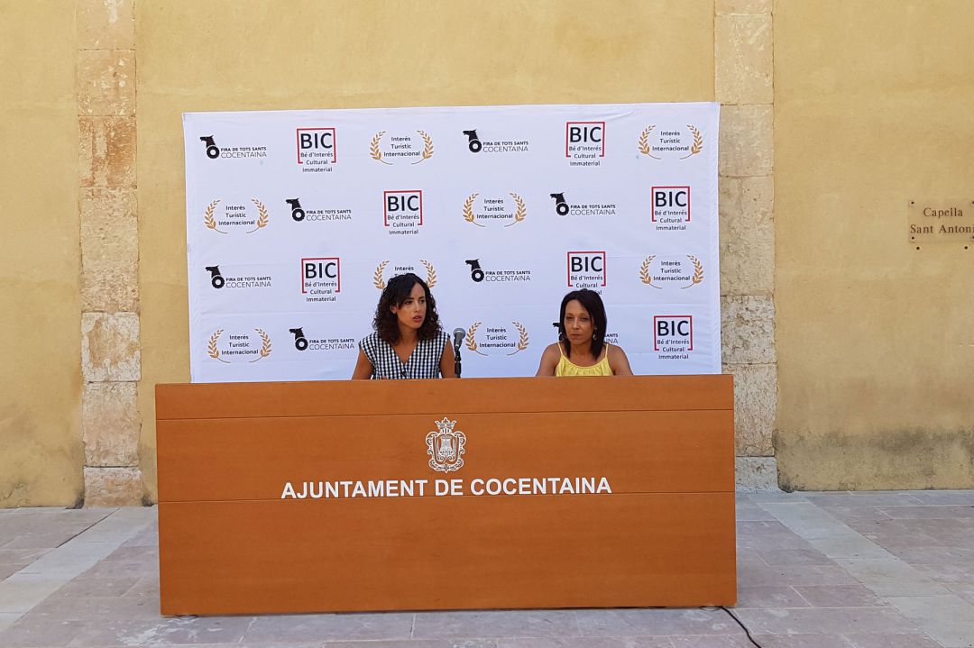 La alcaldesa de Cocentaina, Mireia Estepa, y la concejal de Fira, Eugenia Miguel, en la rueda de prensa para explicar la actualidad de la Fira en el patio del Palau Comtal La alcaldesa de Cocentaina, Mireia Estepa, y la concejal de Fira, Eugenia Miguel, en la rueda de prensa para explicar la actualidad de la Fira en el patio del Palau Comtal