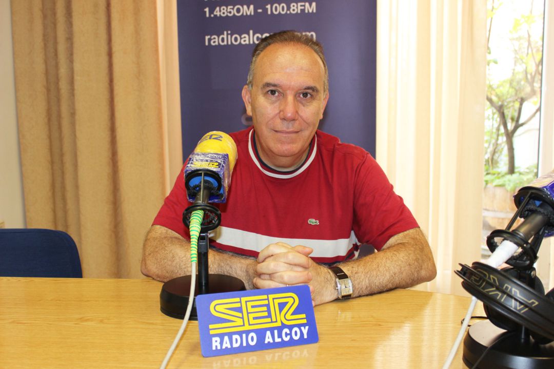 Paco Pou, profesor del colegio público de educación especial Tomàs Llàcer Paco Pou, profesor del colegio público de educación especial Tomàs Llàcer
