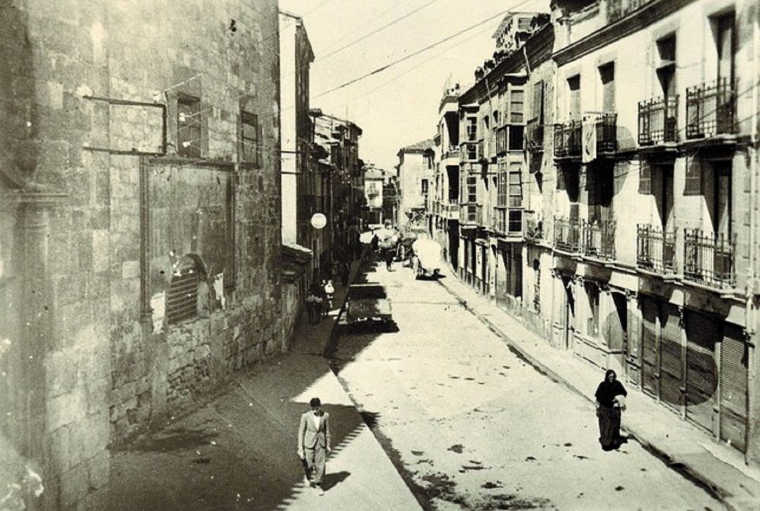 Foto de la Calle Isilla. A la izquierda puede visualizarse parte del monasterio Foto de la Calle Isilla. A la izquierda puede visualizarse parte del monasterio