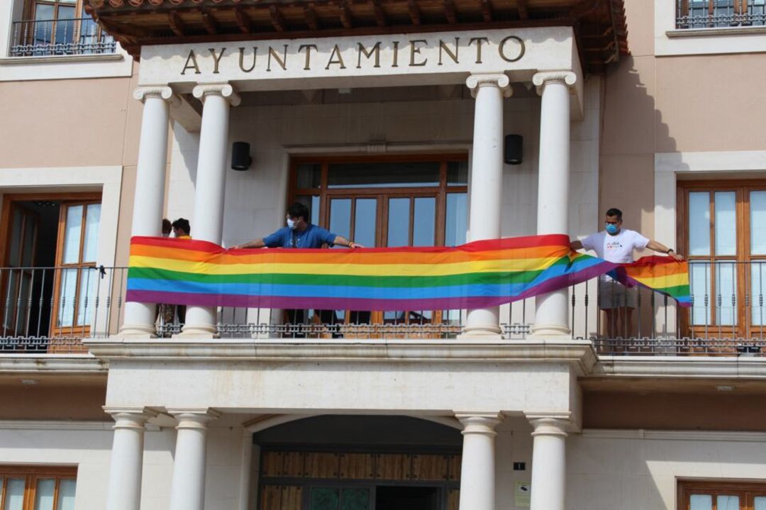 La bandera LGTBI+ en el consistorio socuellamino La bandera LGTBI+ en el consistorio socuellamino
