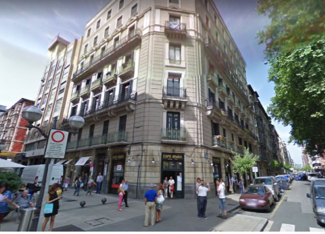 Esquina de la calle Berastegi con el edificio decalarado Bien Cultural en el centro de la imagen Esquina de la calle Berastegi con el edificio decalarado Bien Cultural en el centro de la imagen
