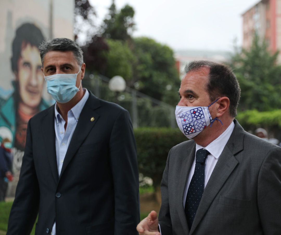 El candidato a lehendakari por la coalición PP+Cs, Carlos Iturgaiz, (d) pasea con el alcalde de Badalona, Xavier García Albiol, (i) en el barrio bilbaíno de Rekalde, donde el candidato ha propuesto una ley contra la ocupación ilegal de viviendas que incluya penas de cárcel y ha acusado al PNV de "tolerar" y de actuar con "permisibilidad" ante este problema. El candidato a lehendakari por la coalición PP+Cs, Carlos Iturgaiz, (d) pasea con el alcalde de Badalona, Xavier García Albiol, (i) en el barrio bilbaíno de Rekalde, donde el candidato ha propuesto una ley contra la ocupación ilegal de viviendas que incluya penas de cárcel y ha acusado al PNV de "tolerar" y de actuar con "permisibilidad" ante este problema.