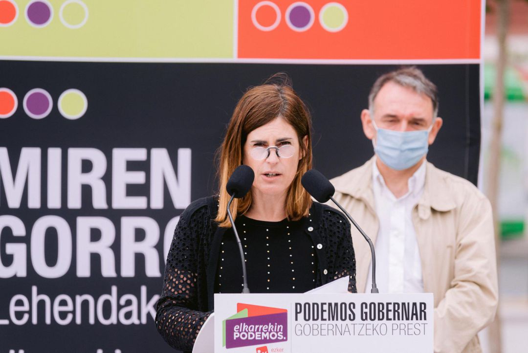 La candidata a lehendakari de Elkarrekin Podemos-IU, Miren Gorrotxategi (i), y el diputado de Unidas Podemos en el Congreso, Enrique Santiago, participan este lunes en un acto de la campaña electoral centrado en la transparencia y la corrupción. La candidata a lehendakari de Elkarrekin Podemos-IU, Miren Gorrotxategi (i), y el diputado de Unidas Podemos en el Congreso, Enrique Santiago, participan este lunes en un acto de la campaña electoral centrado en la transparencia y la corrupción.