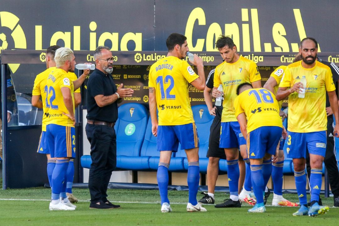 Cervera charla con sus jugadores durante una de las pausas para la hidratación Cervera charla con sus jugadores durante una de las pausas para la hidratación