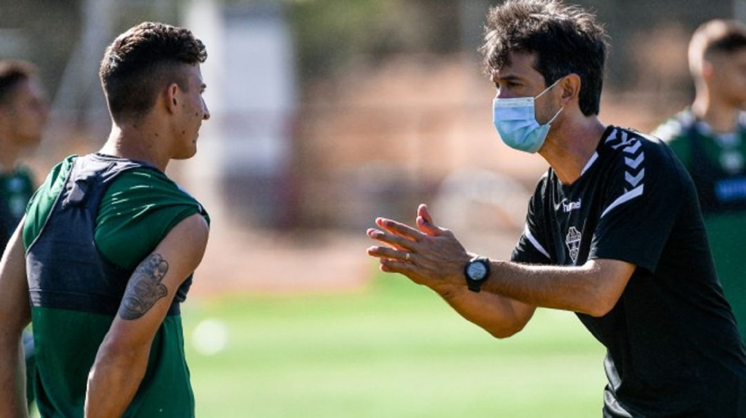 Pacheta, con mascarilla, habla con Escriche en un entrenamiento Pacheta, con mascarilla, habla con Escriche en un entrenamiento