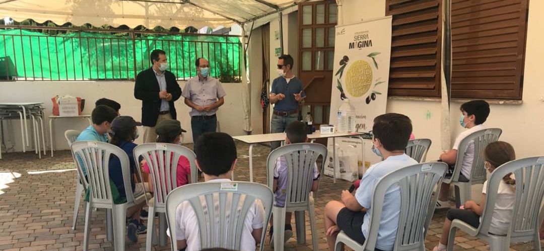 Taller de cata para niños patrocinado por Fundación Caja Rural. Taller de cata para niños patrocinado por Fundación Caja Rural.