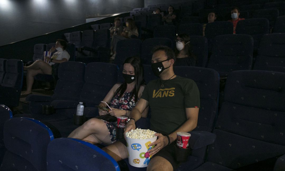 Varias personas en una sala de cine después de su reapertura. Varias personas en una sala de cine después de su reapertura.