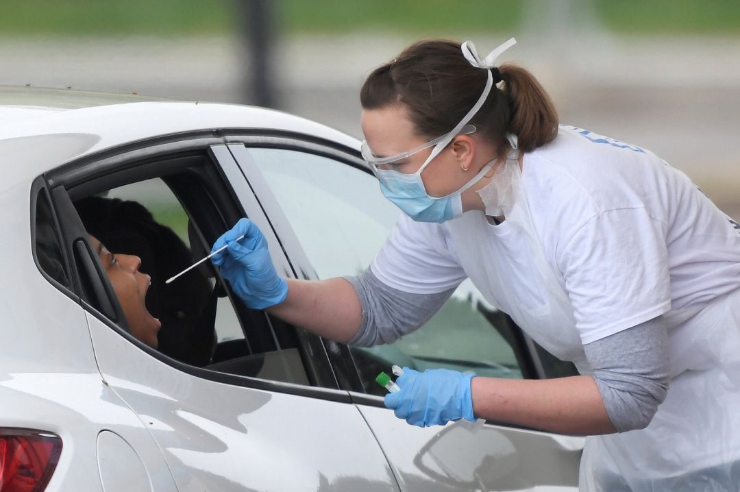 Una sanitaria realiza un test de coronavirus a una persona que está en un coche. Una sanitaria realiza un test de coronavirus a una persona que está en un coche.