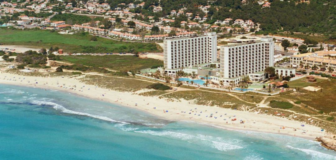 La proposta d'ampliació d'aquests hotels a Son Bou ha estat molt criticada pels ecologistes. La proposta d'ampliació d'aquests hotels a Son Bou ha estat molt criticada pels ecologistes.