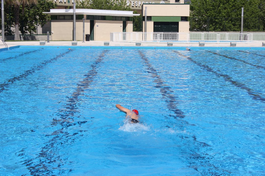Un nadador a la piscina d'Ontinyent aquest estiu Un nadador a la piscina d'Ontinyent aquest estiu