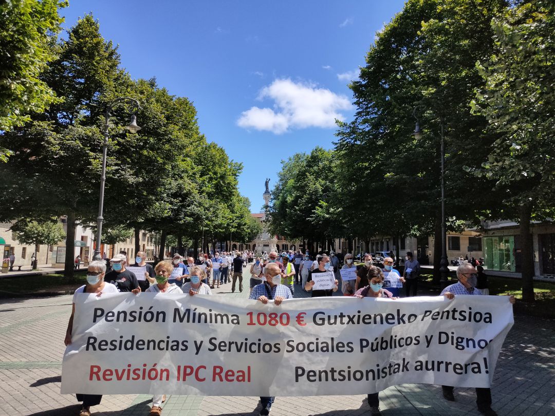 Pensionistas a su paso por el Paseo Sarasate. Pensionistas a su paso por el Paseo Sarasate.