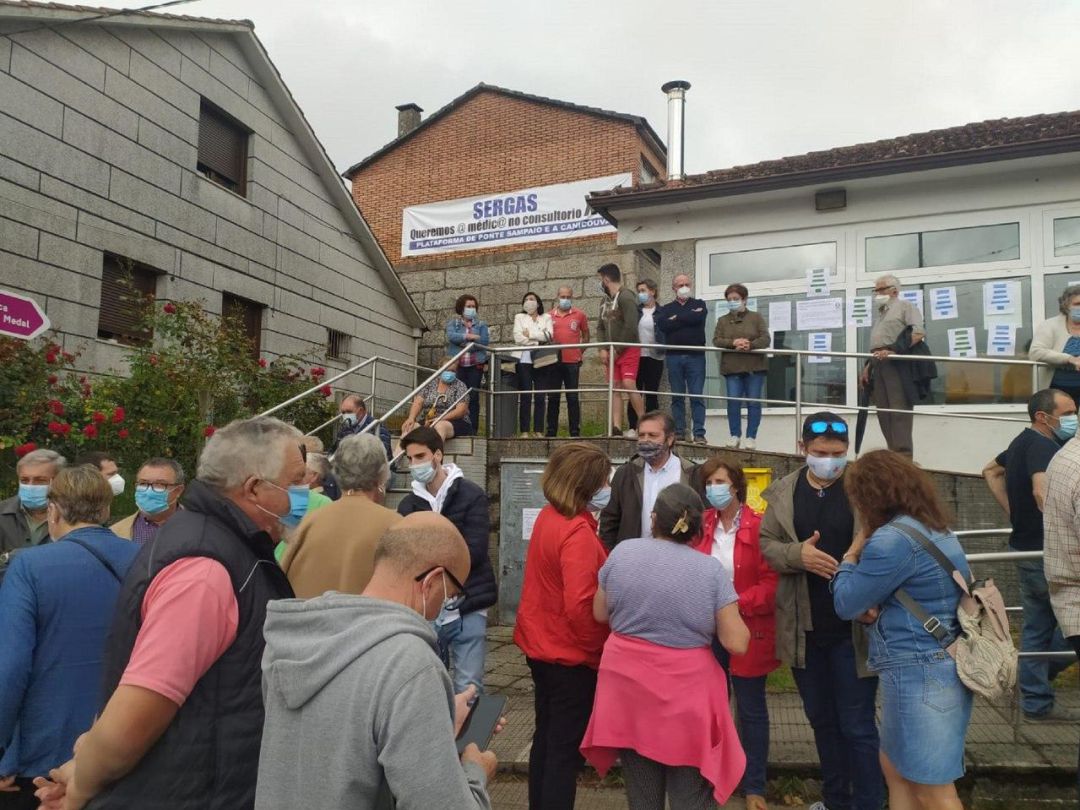 Concentración en Ponte Sampaio para apoyar el regreso del médico al Consultorio Concentración en Ponte Sampaio para apoyar el regreso del médico al Consultorio