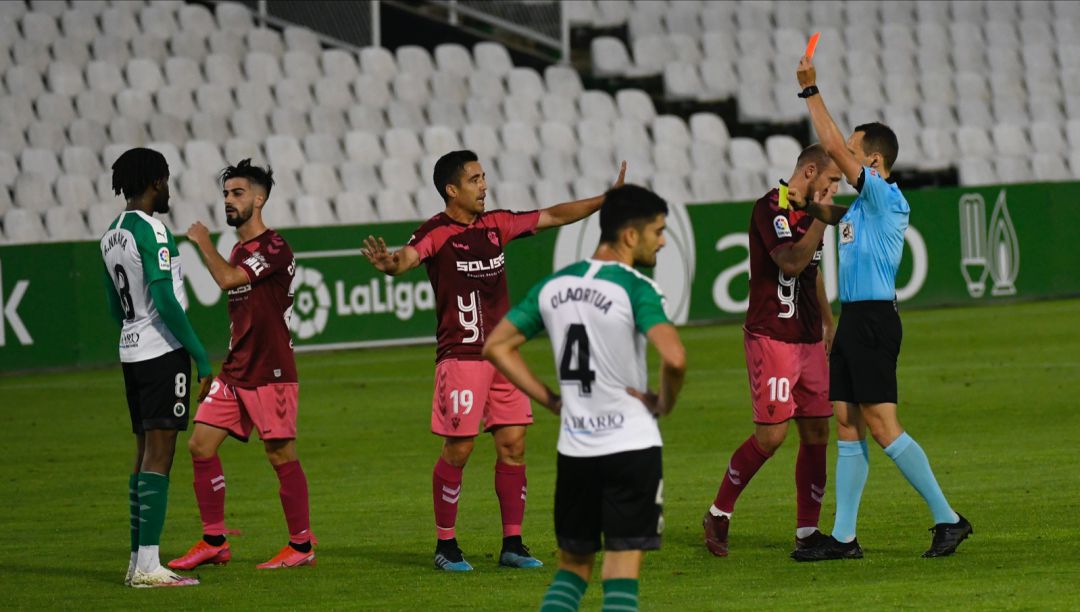 Nkaka salió expulsado ante el Albacete tras ver dos tarjetas amarillas en apenas minuto y medio. Nkaka salió expulsado ante el Albacete tras ver dos tarjetas amarillas en apenas minuto y medio.