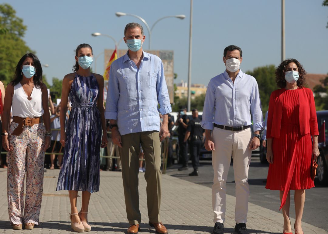 Los Reyes de España , con mascarillas, acompañados de el presidente de la Junta de Andalucía, Juanma Moreno y de la ministra de Hacienda y portavoz del Gobierno, María Jesús Montero, a la llegada del Centro Cívico El Esqueleto y el Centro Don Bosco en el Polígono Sur después de la finalización del estado de alarma para conocer de primera mano la situación de la comunidad tras la pandemia de la Covid-19. Sevilla a 29 de junio del 2020
Los Reyes de España , con mascarillas, acompañados de el presidente de la Junta de Andalucía, Juanma Moreno y de la ministra de Hacienda y portavoz del Gobierno, María Jesús Montero, a la llegada del Centro Cívico El Esqueleto y el Centro Don Bosco en el Polígono Sur después de la finalización del estado de alarma para conocer de primera mano la situación de la comunidad tras la pandemia de la Covid-19. Sevilla a 29 de junio del 2020