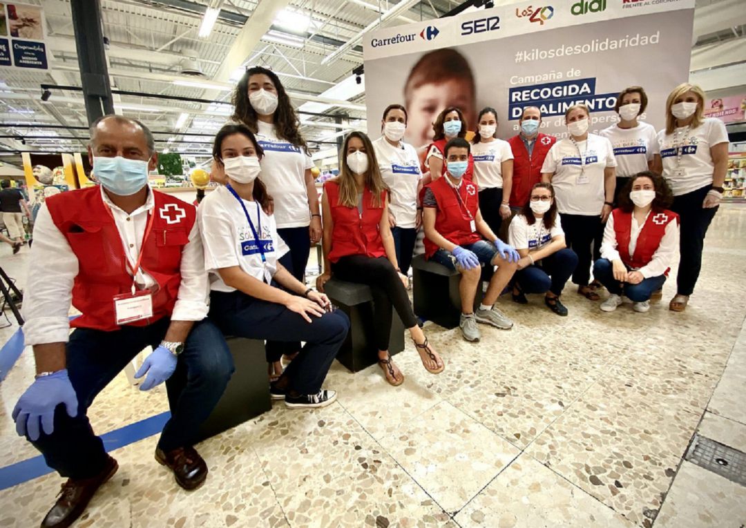 Voluntarios de Cruz Roja Sevilla y Carrefour durante la recogida Voluntarios de Cruz Roja Sevilla y Carrefour durante la recogida
