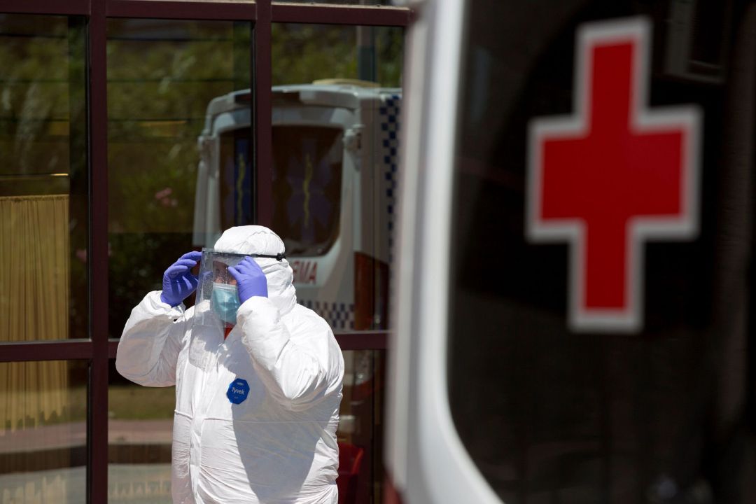 Personal sanitario llega al Centro de Acogida, Emergencia y Derivación de Cruz Roja de Málaga para trasladar a una de las personas afectadas por la COVID-19 Personal sanitario llega al Centro de Acogida, Emergencia y Derivación de Cruz Roja de Málaga para trasladar a una de las personas afectadas por la COVID-19