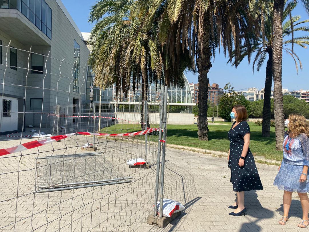 La portavoz municipal del PP en el Ayuntamiento de València ha visitado el Palau de la Música, donde actualmente se está reparando el trencadís de la fachada. La portavoz municipal del PP en el Ayuntamiento de València ha visitado el Palau de la Música, donde actualmente se está reparando el trencadís de la fachada.