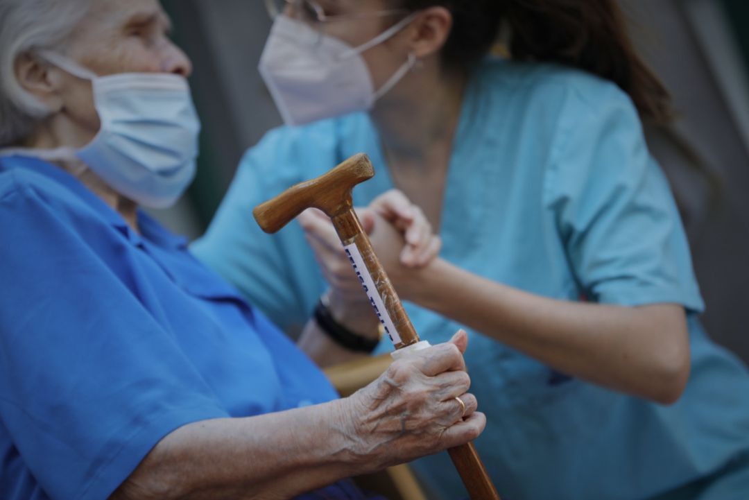 Una trabajadora en una residencia de mayores con una de las internas Una trabajadora en una residencia de mayores con una de las internas
