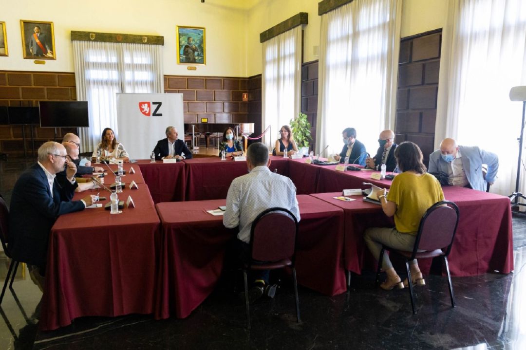 Reunión con los agentes sociales para presentar el programa de microcréditos Reunión con los agentes sociales para presentar el programa de microcréditos
