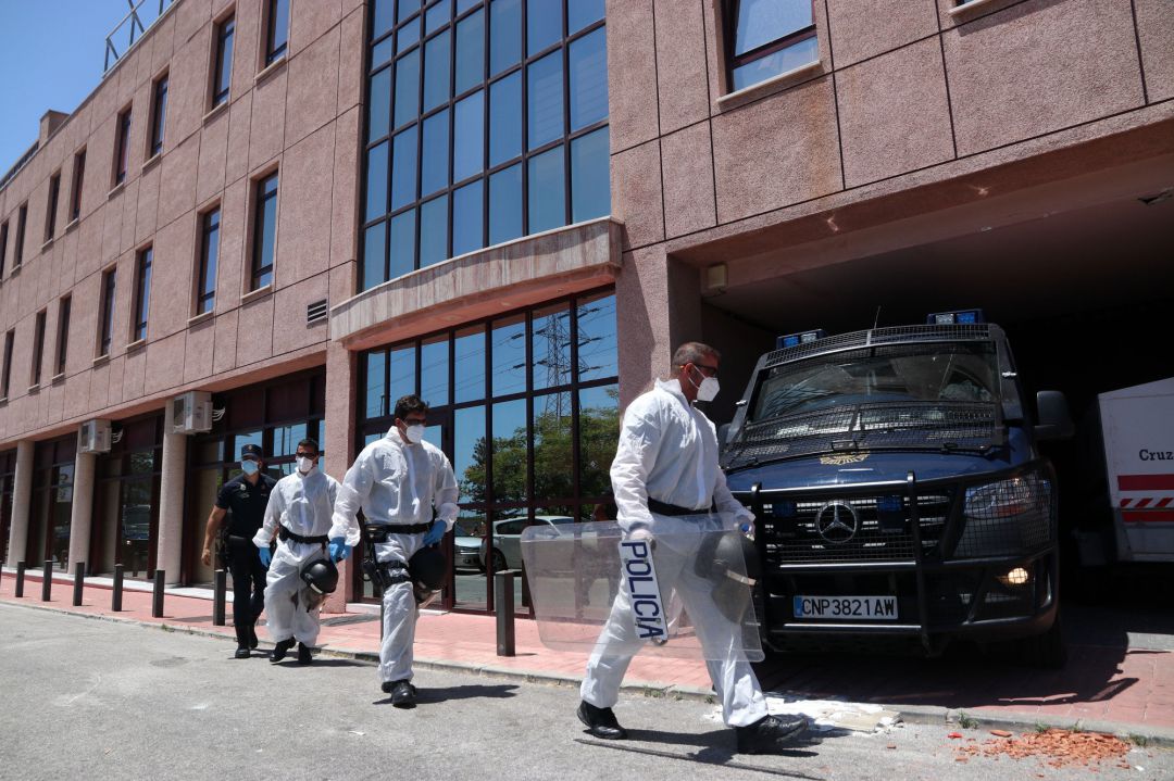 Agentes de la Policía Nacional custodian centro con un rebrote de COVID-19 en Málaga, (Andalucía, España) Agentes de la Policía Nacional custodian centro con un rebrote de COVID-19 en Málaga, (Andalucía, España)