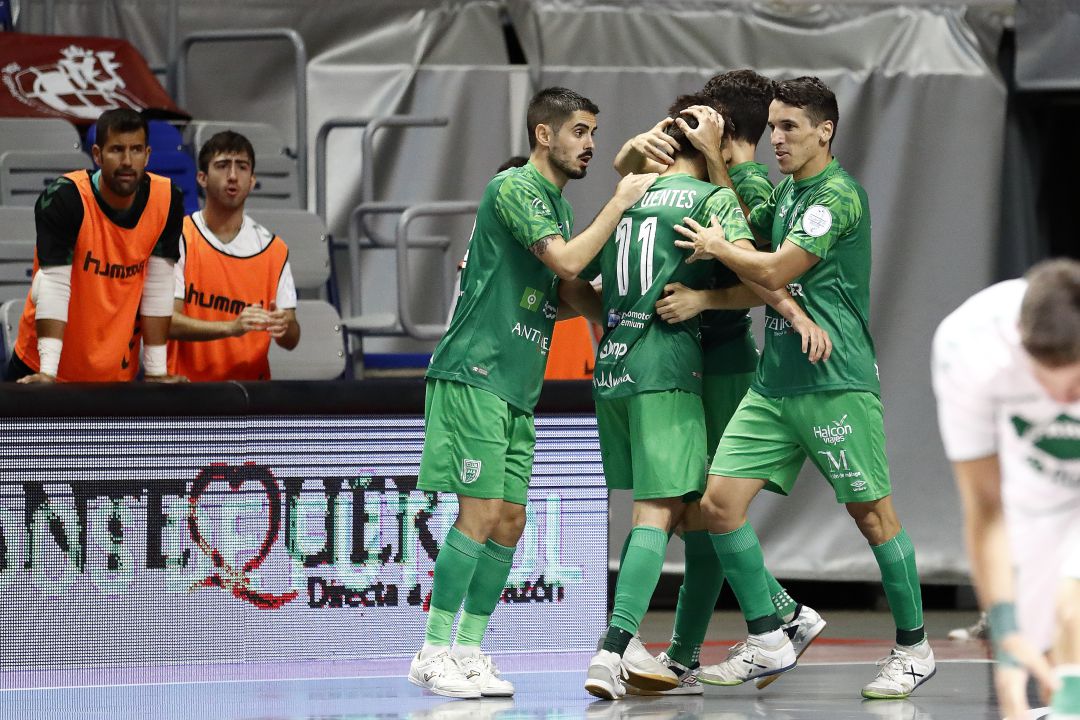 Varios jugadores del equipo malagueño celebran un gol al Elche Varios jugadores del equipo malagueño celebran un gol al Elche