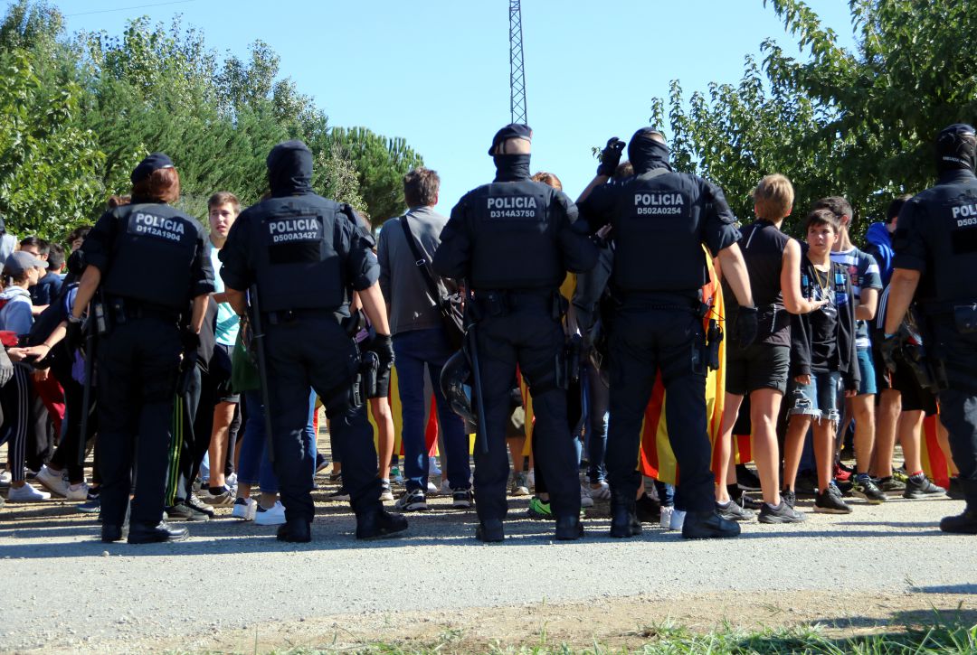 Agents de la BRIMO contenint un grup de manifestants Agents de la BRIMO contenint un grup de manifestants