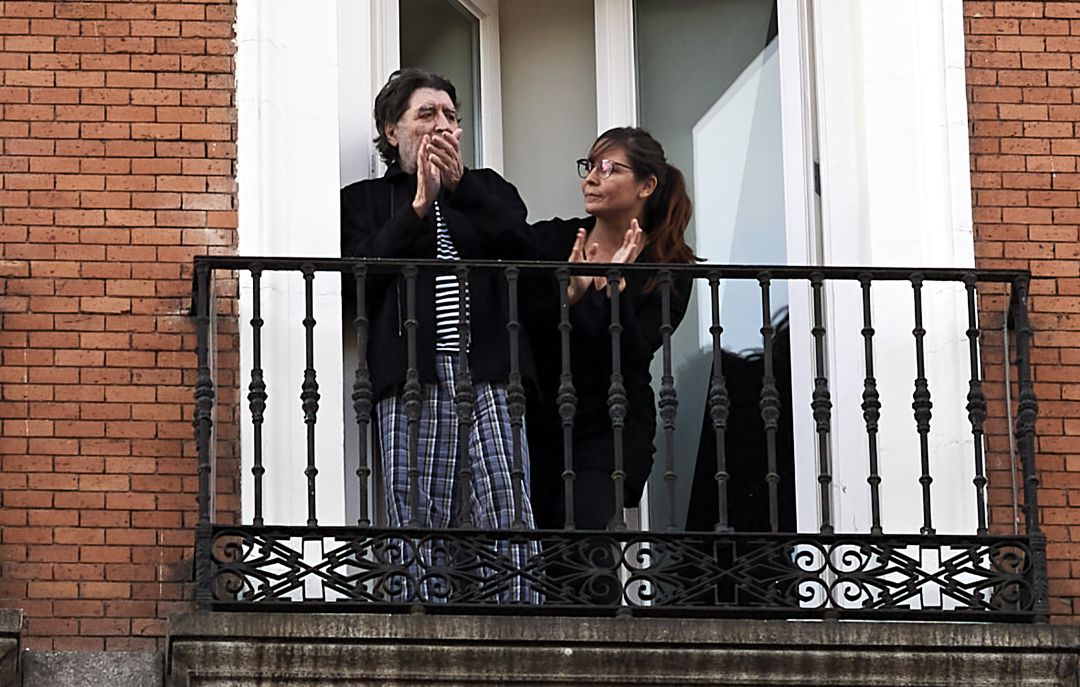 Joaquín Sabina y Jimena Coronado, aplaudiendo en su balcón durante el confinamiento Joaquín Sabina y Jimena Coronado, aplaudiendo en su balcón durante el confinamiento