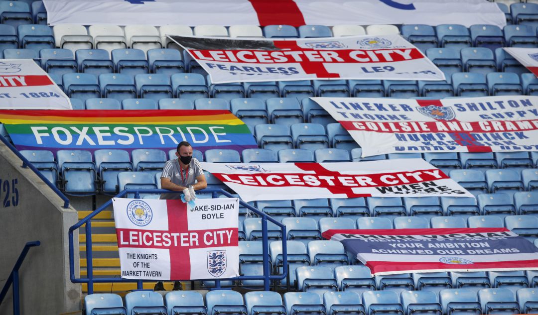 Un miembro del personal del Leicester, en el King Power Stadium. Un miembro del personal del Leicester, en el King Power Stadium.