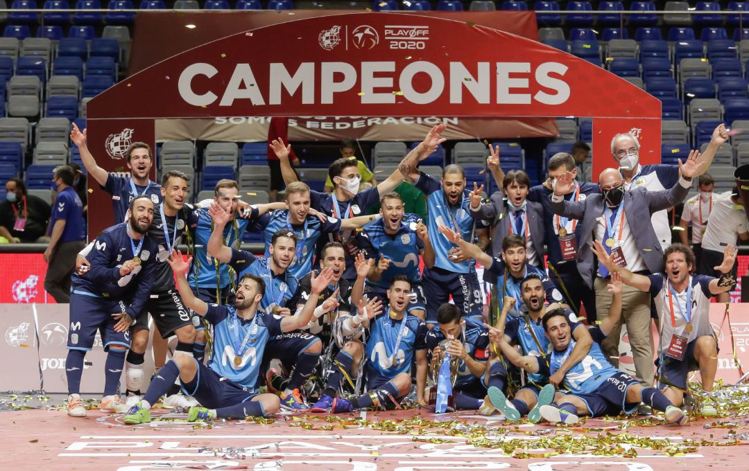 Los jugadores del Movistar Inter celebran su título de Liga conquistado en la final ante el Viña Albali Valdepeñas. Los jugadores del Movistar Inter celebran su título de Liga conquistado en la final ante el Viña Albali Valdepeñas.