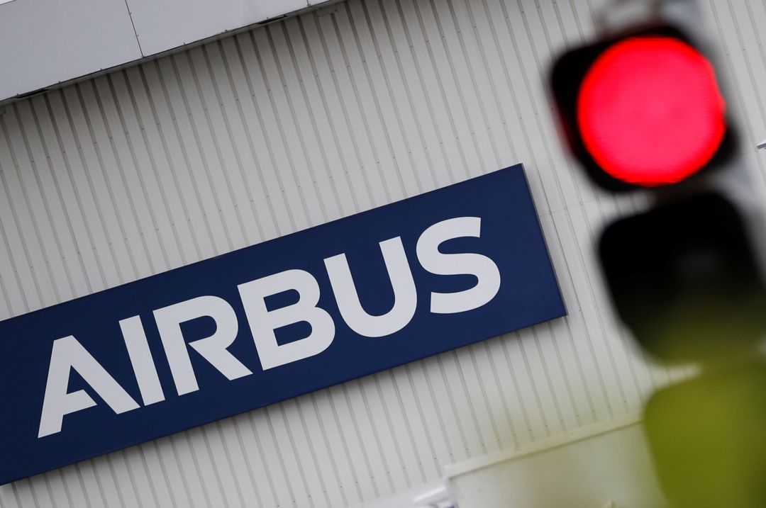 El logo de Airbus en la entrada de una de las instalaciones de la empresa cerca de Nantes, en Francia El logo de Airbus en la entrada de una de las instalaciones de la empresa cerca de Nantes, en Francia