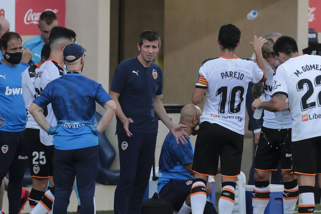 Celades charla con los jugadores durante una pausa para la hidratación. Celades charla con los jugadores durante una pausa para la hidratación.