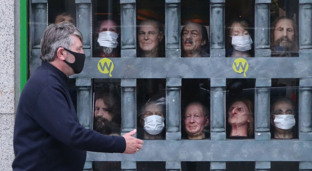 Un hombre pasa delante del Museo Wax de Dublín. Un hombre pasa delante del Museo Wax de Dublín.