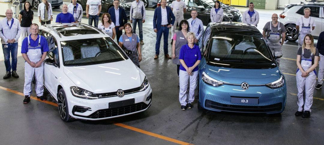 Imagen del último coche de combustión fabricado en la planta de Volkswagen de Zwickau (Alemania). Imagen del último coche de combustión fabricado en la planta de Volkswagen de Zwickau (Alemania).
